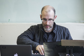 Jesse Freedman in rehearsal for DRUNKEN WITH WHAT. Photo by Gaia Squarci. 